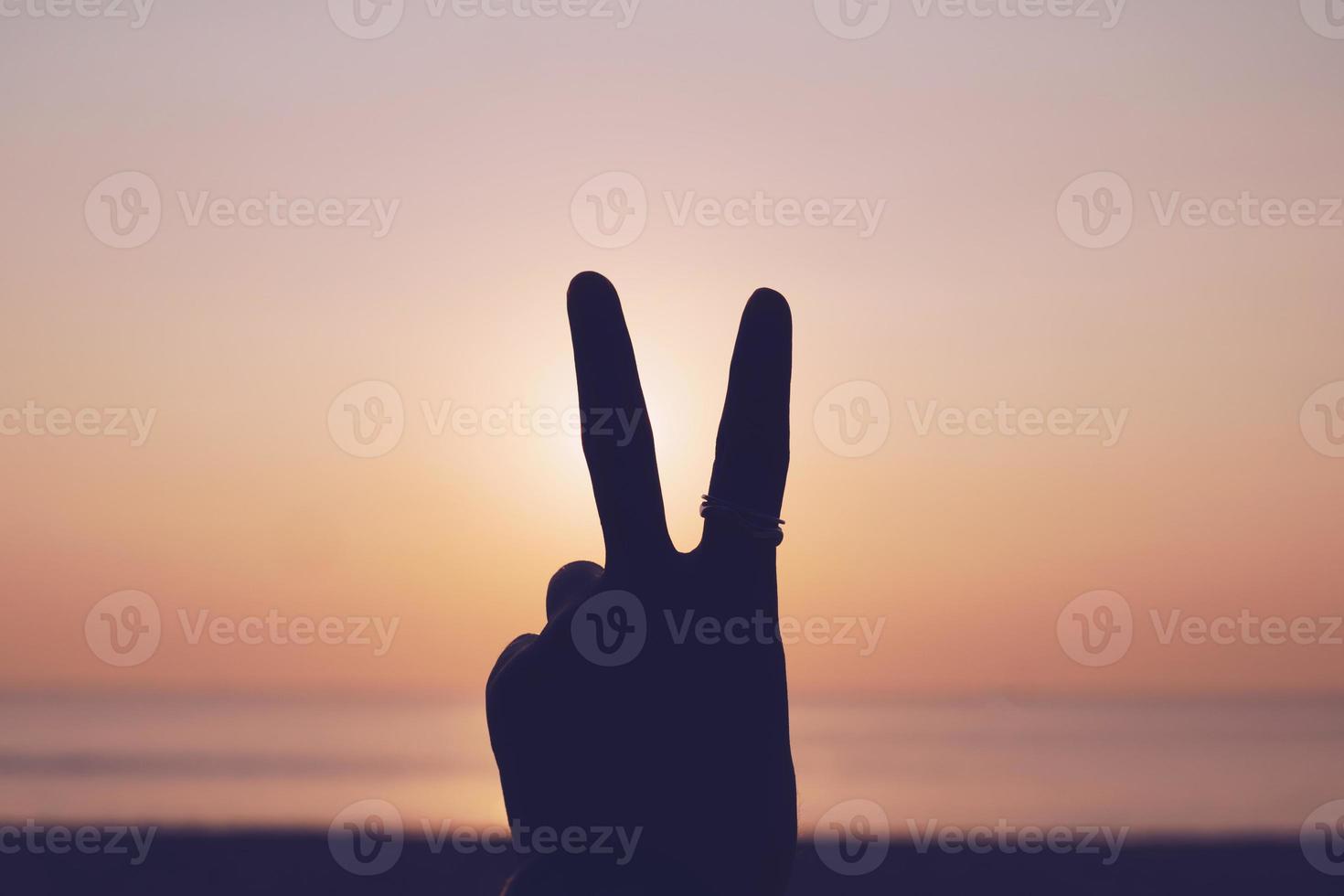Frieden heraus oder kämpfende Metapher zwei Finger Handzeichen. foto