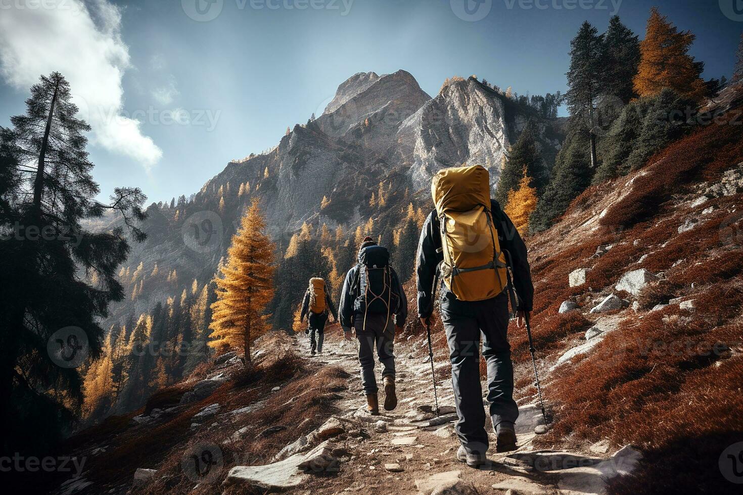 Foto niedrig Winkel von Wanderer mit Rucksäcke Spaziergänge im Berg. Gruppe von Wanderer mit Rucksäcke sind Gehen entlang Berg. generativ ai