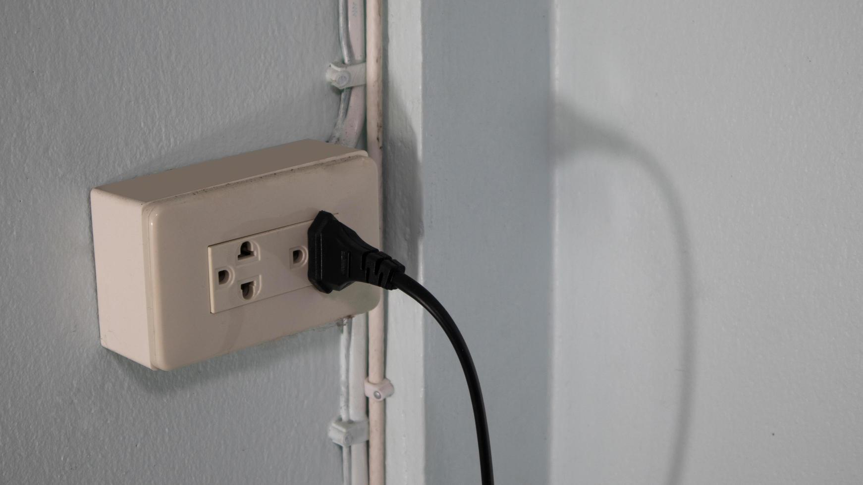 Steckdose, Stecker mit langem Netzkabel verbinden. foto