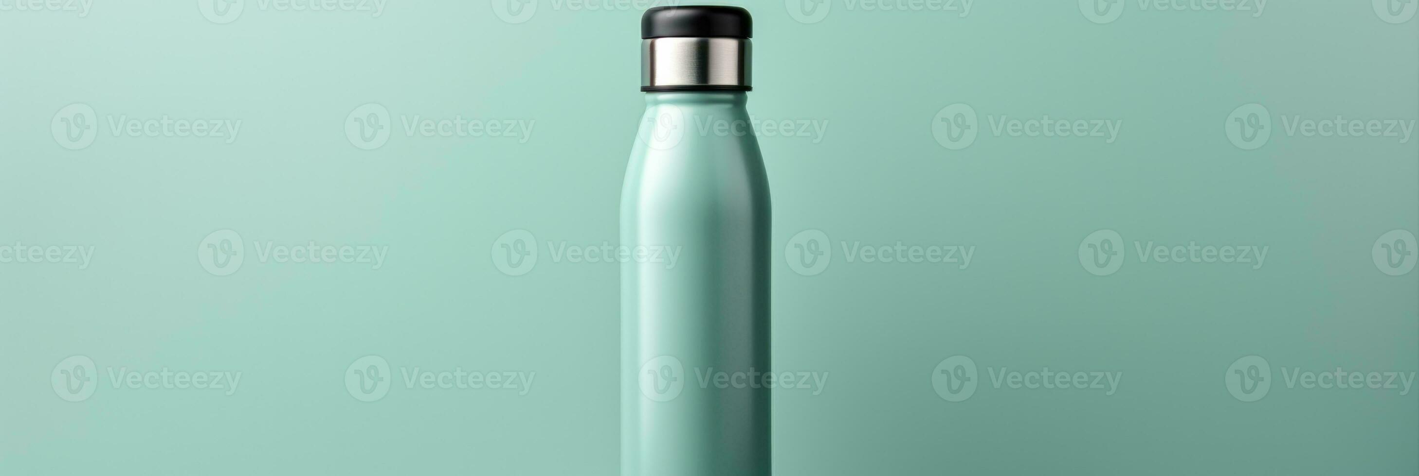 ein wiederverwendbar Metall Wasser Flasche symbolisieren nachhaltig Reise isoliert auf ein grau Gradient Hintergrund foto