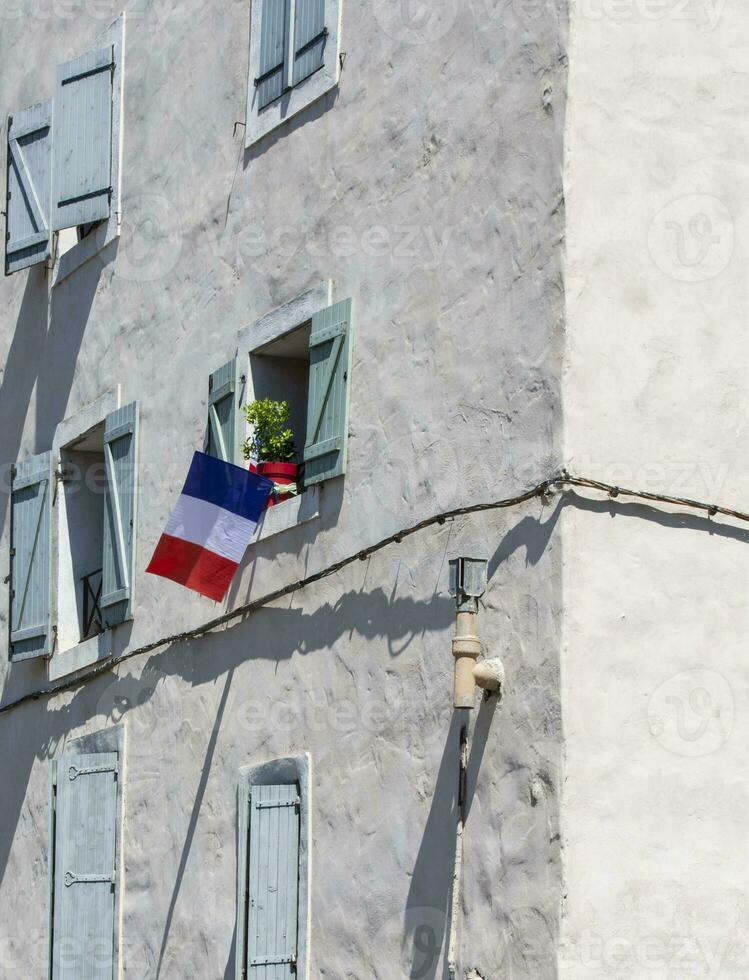 Weiß Gebäude mit National Flagge von Frankreich foto