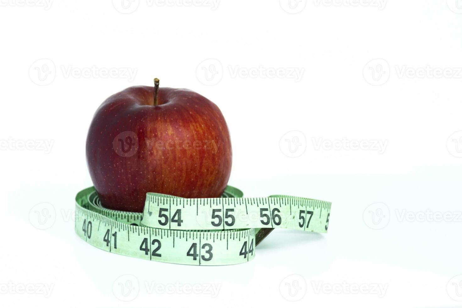rot Apfel mit Grün Messung Band auf Weiß Hintergrund. foto