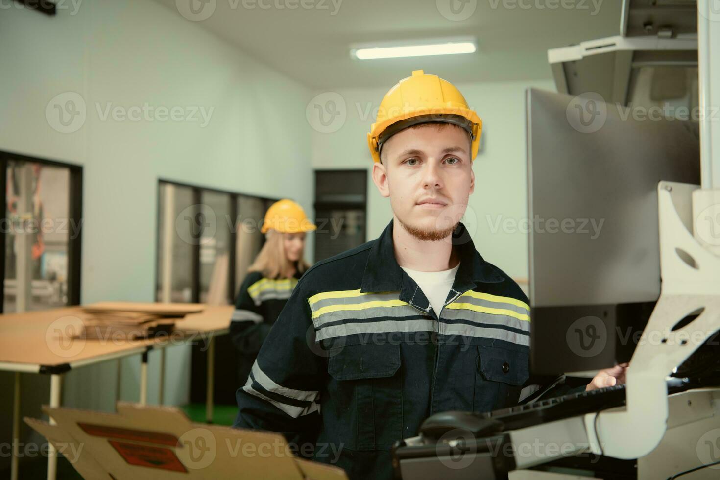 nach das Maschinen war Eingerichtet, beide Ingenieure inspiziert und geprüft Es. foto