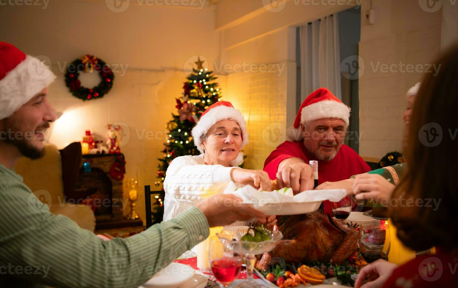 ein Nahansicht von ein Senior Paar wie ihr Sohn liefert ein Snack von Brot Vor das Main Mahlzeit beim Weihnachten Nacht foto