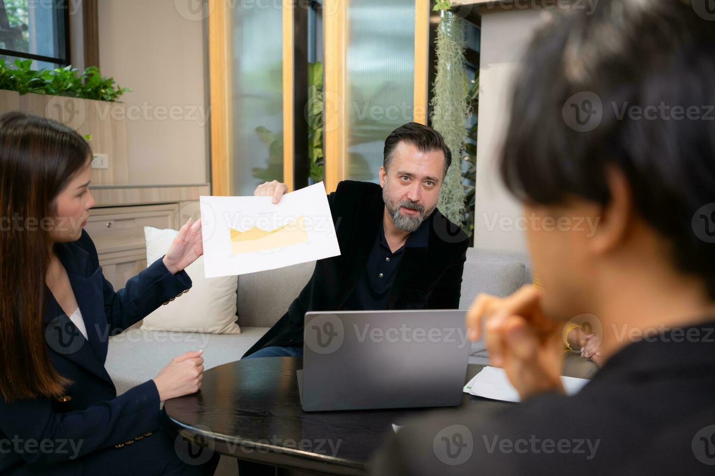 Geschäftsmann und Geschäftsfrau diskutieren ein Projekt im das Treffen Zimmer von zusammenarbeiten Raum foto