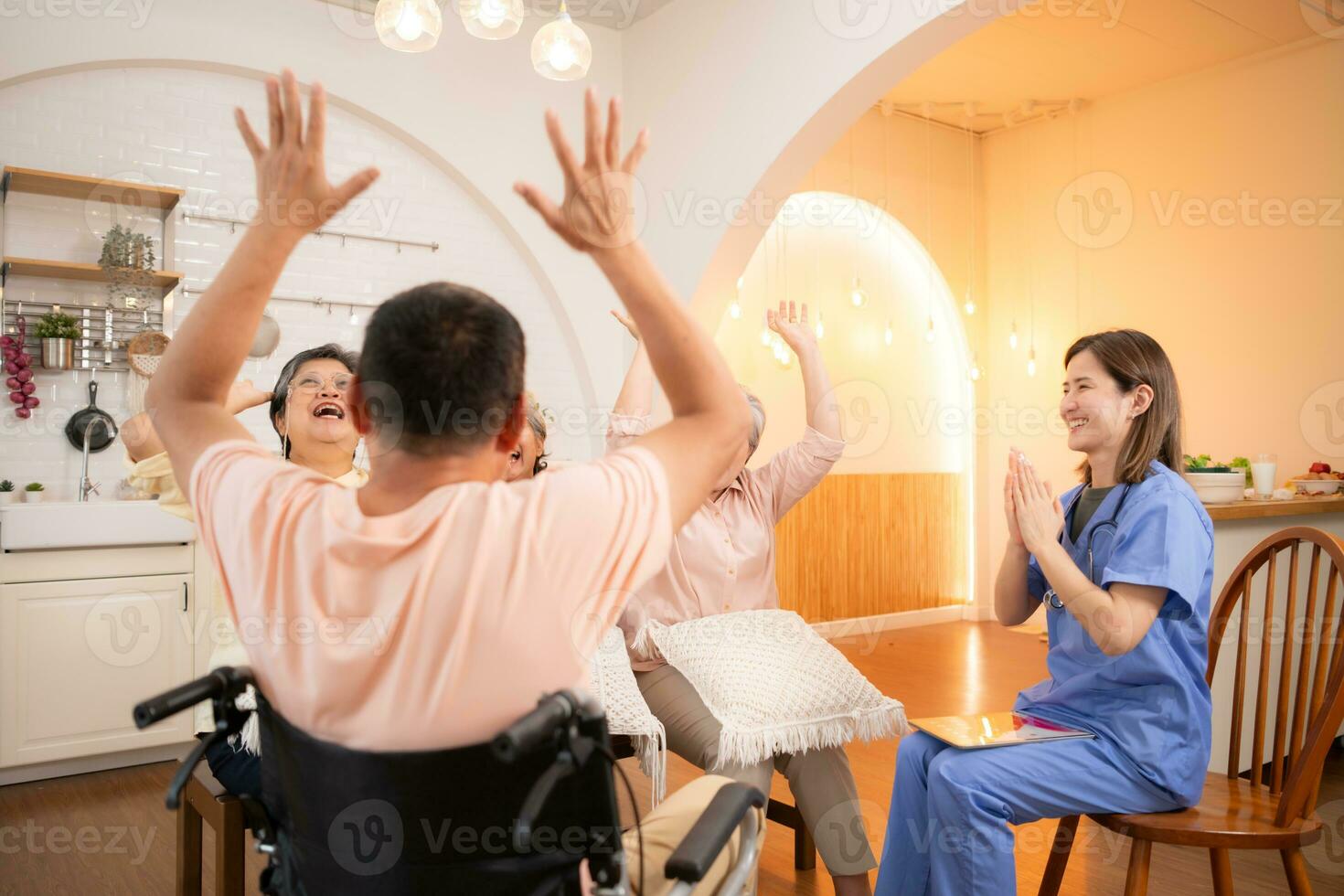 Gruppe von Alten und Senior Mann im Rollstuhl mit Krankenschwester beim Pflege- Zuhause abspielen ein Spaß Spiel von Schlagen jeder Andere Hände. Alten Menschen im Pflege- Zuhause Konzept foto