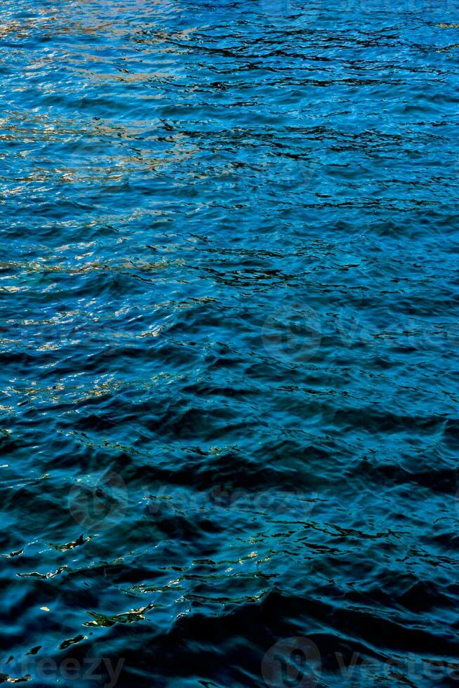 klein Wellen im das Wasser foto