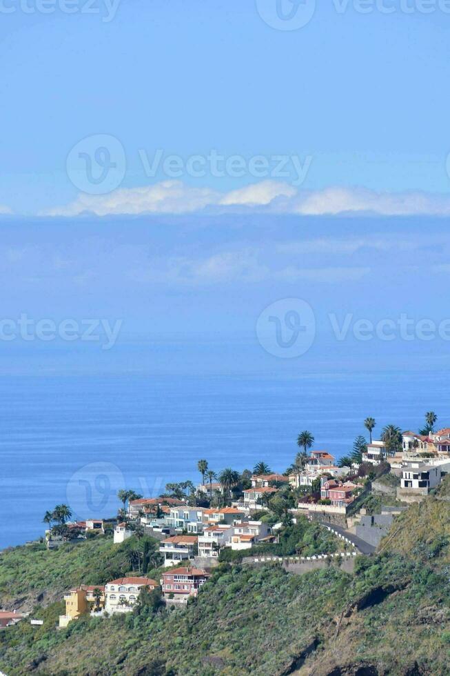 ein Aussicht von das Ozean und Häuser auf das Hang foto