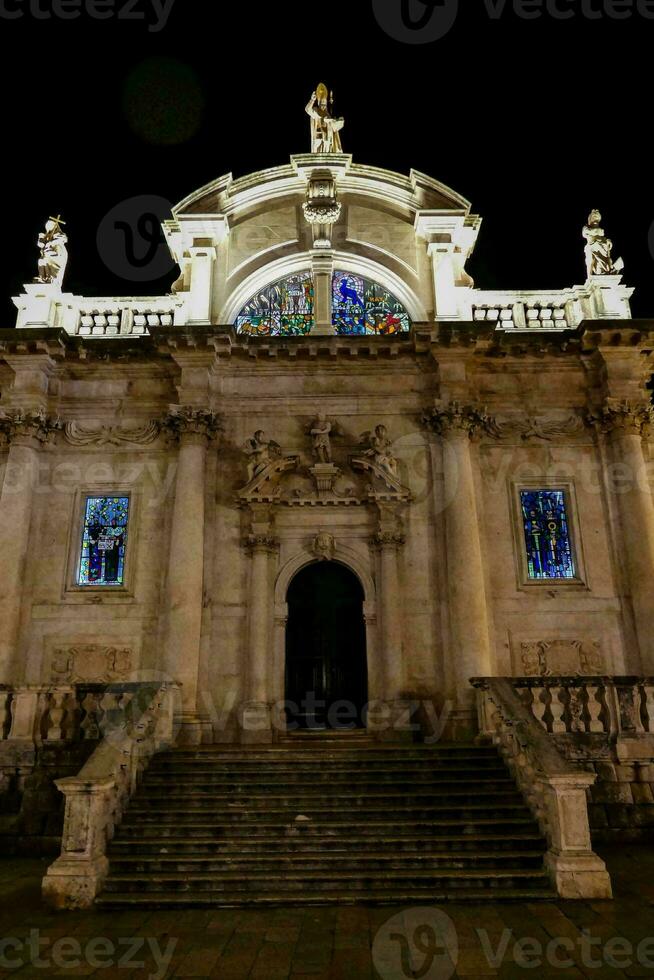 das Vorderseite von ein Kirche beim Nacht foto