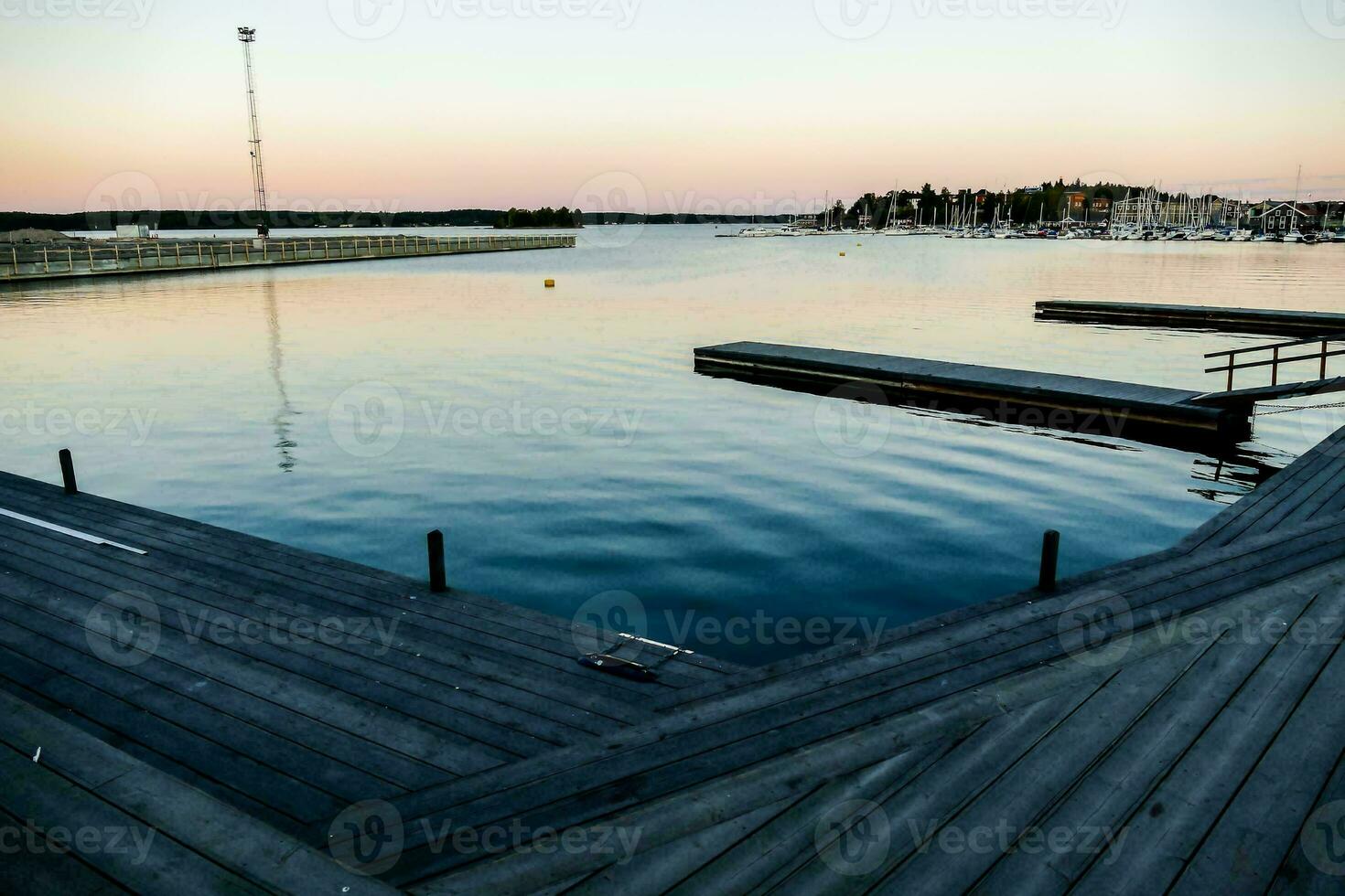 ein Dock auf das Wasser beim Sonnenuntergang foto