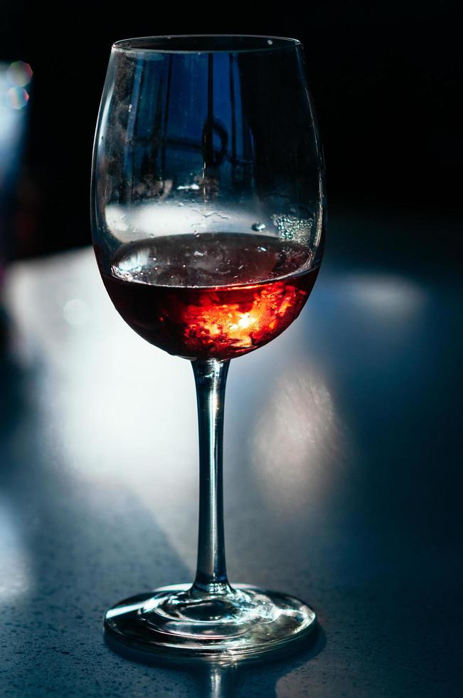 ein Glas Wein auf dunklem Hintergrund foto