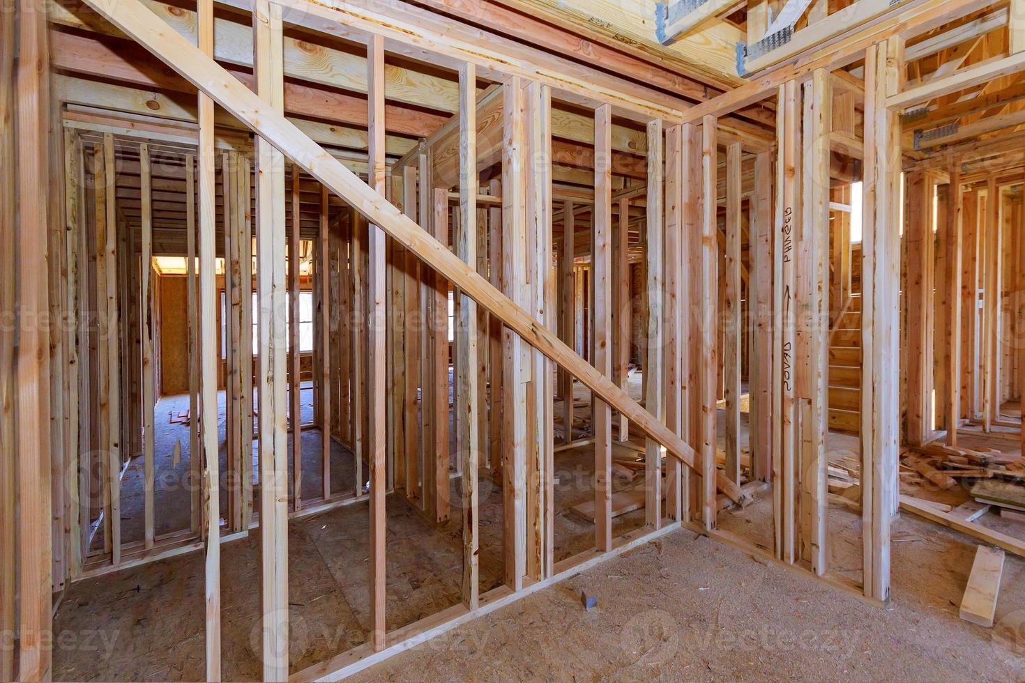 Haus im Bau von Holzbalken beim Bau des Daches foto