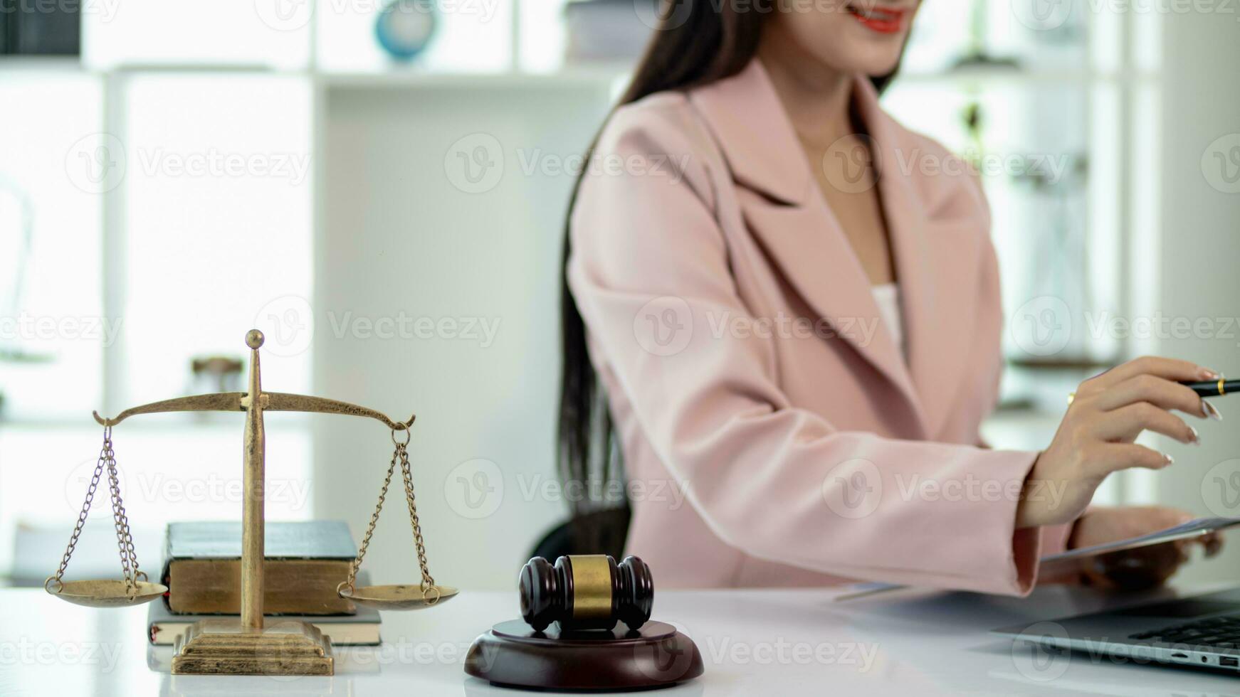 des Richters Hammer im Gesetz Büro ist platziert auf Tabelle zu symbolisieren Richter entscheiden Klage. Hammer Holz auf hölzern Tabelle von Anwälte im legal Rat Büro wie Symbol von Messe Beurteilung im Fälle. foto