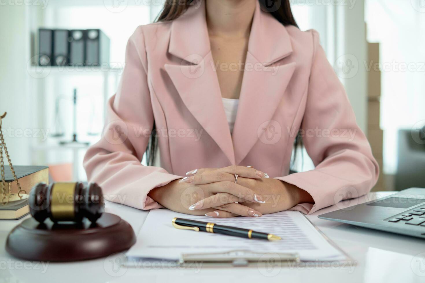 Vertrag von Verkauf war platziert auf das Tabelle im das Anwalt Büro weil das Unternehmen gemietet das Anwalt Büro wie ein legal Berater und entworfen das Vertrag damit Das das Klient könnte Zeichen das richtig Vertrag. foto