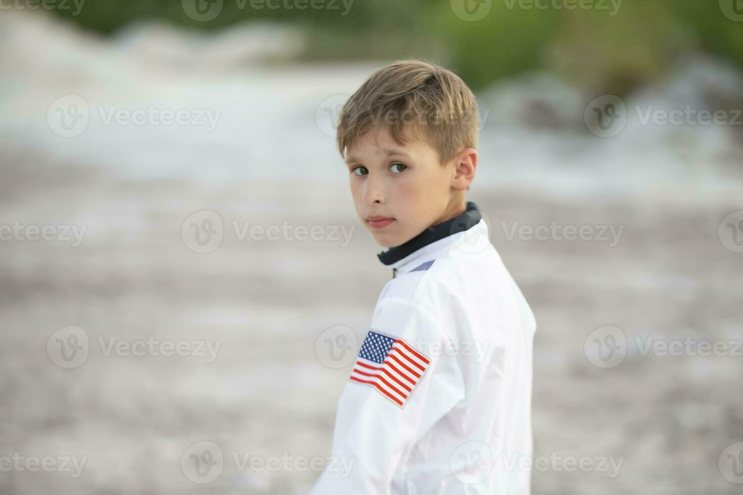 ein gut aussehend Junge tragen ein Kleid mit ein amerikanisch Flagge drucken sieht aus beim das Kamera. foto