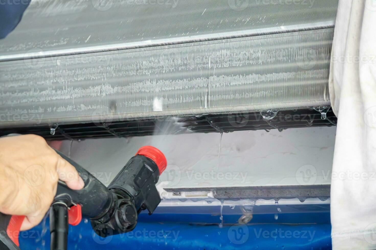 Klimaanlagen-Reinigungsservice mit Wasserspray foto