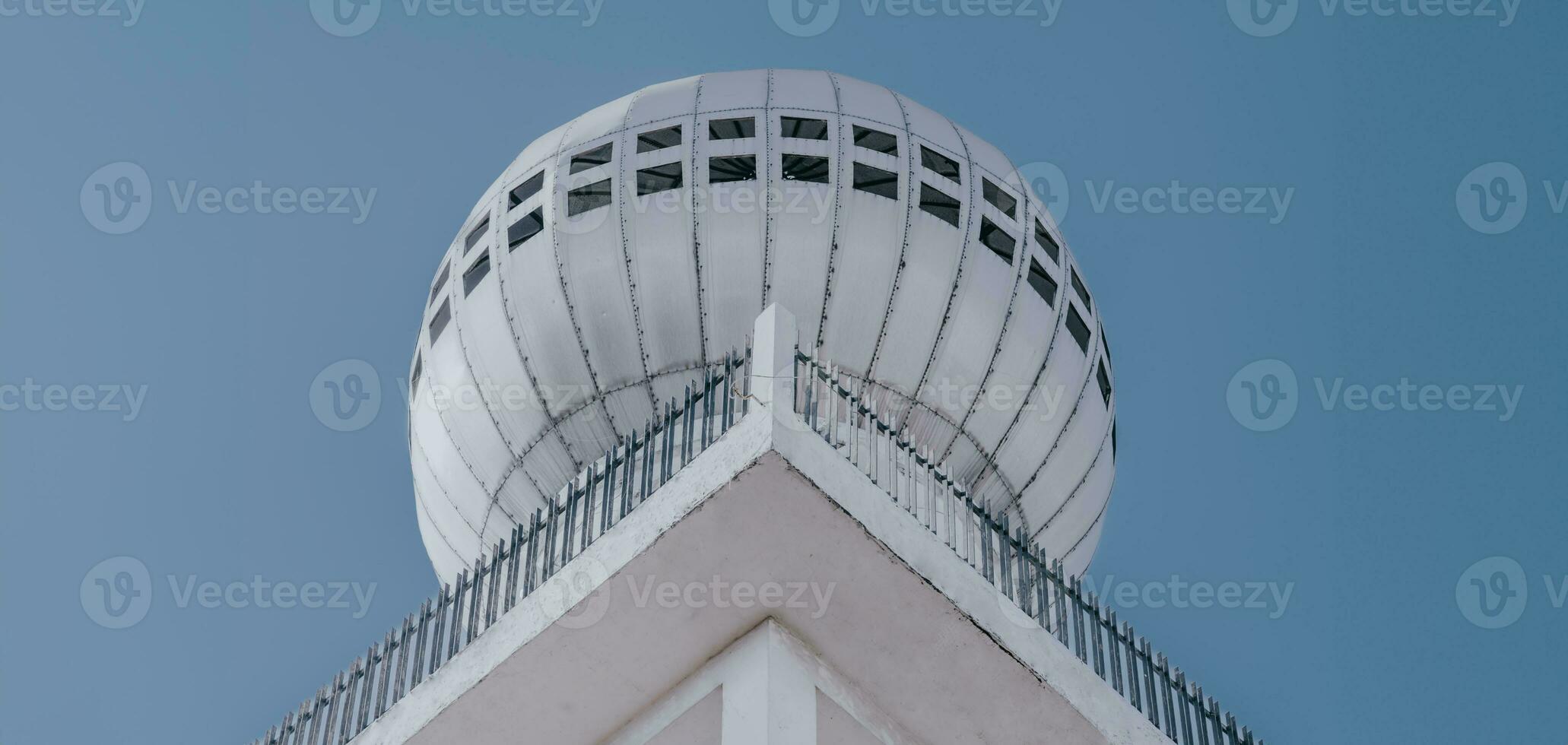 schließen hoch, niedrig Winkel von das Kuppel von das jami peneleh Moschee im surabaya mit ein Blau Himmel Hintergrund. foto