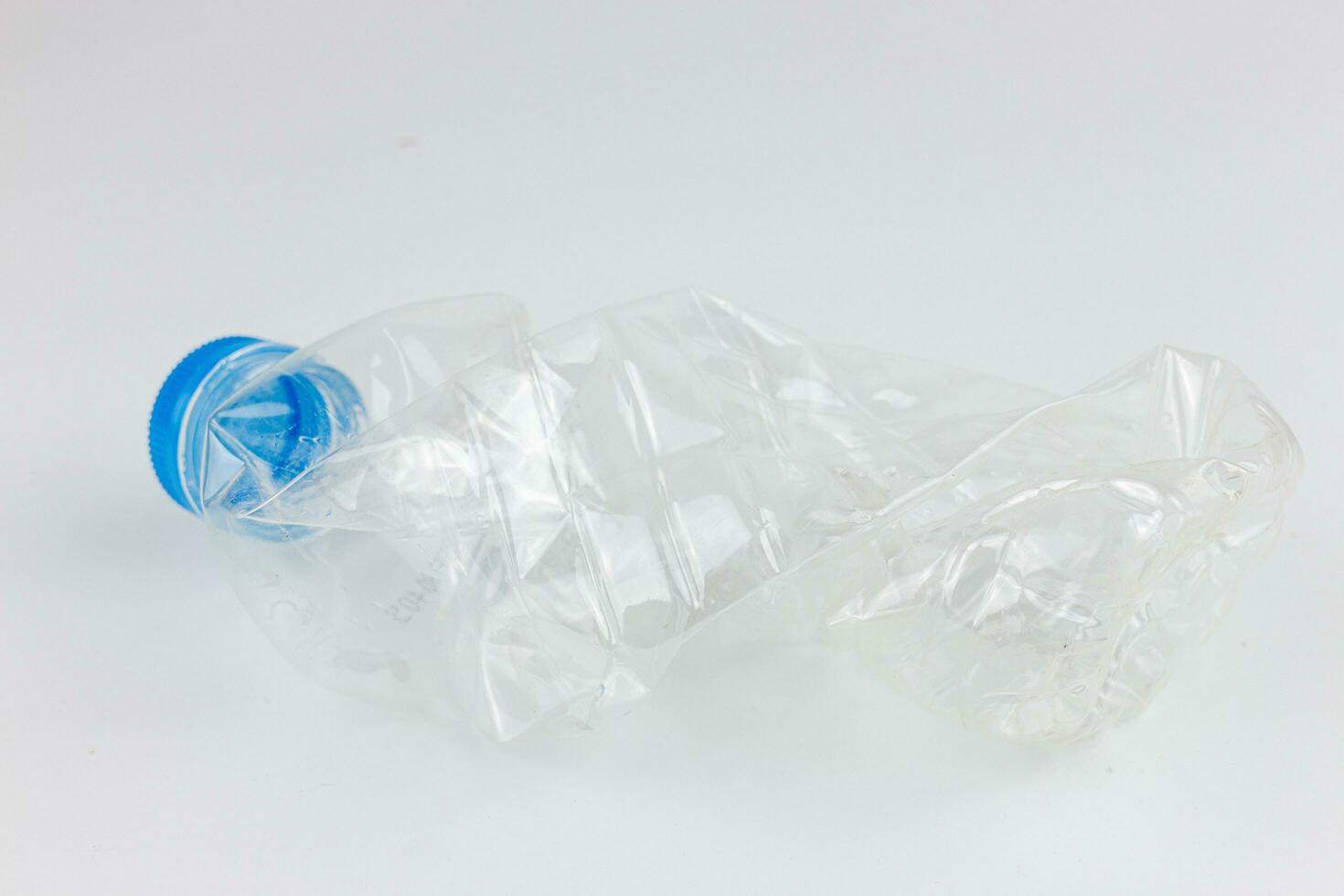 Plastik Flasche isoliert auf Weiß Hintergrund. Plastik Abfall. Plastik Recycling. foto
