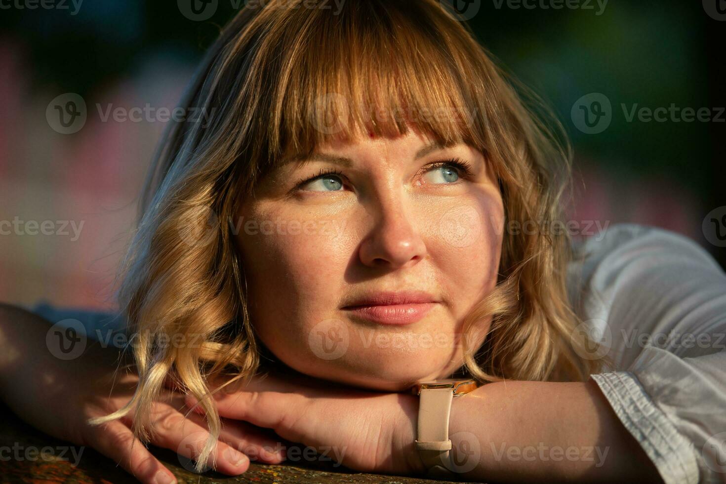 Nahansicht von ein mollig Frau im ihr dreißiger Jahre mit Blau Augen. foto