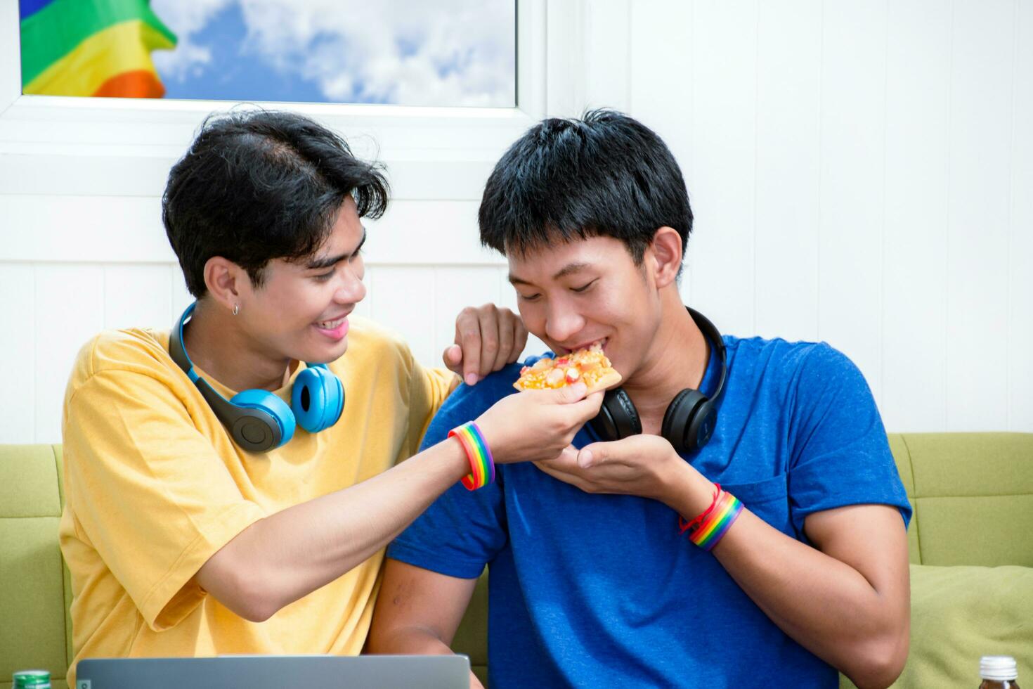 Porträt von zwei jung asiatisch Fröhlich Paare Sitzung auf Sofa, Ausgaben ihr kostenlos Zeit und Aufpassen Fernseher beim Zuhause zusammen, Konzept zum Lebensstil von lgbt Menschen um das Welt. foto