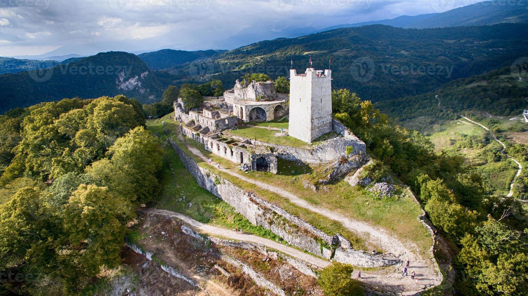 Ruinen auf einem Berg in New Athos, Abchasien? foto