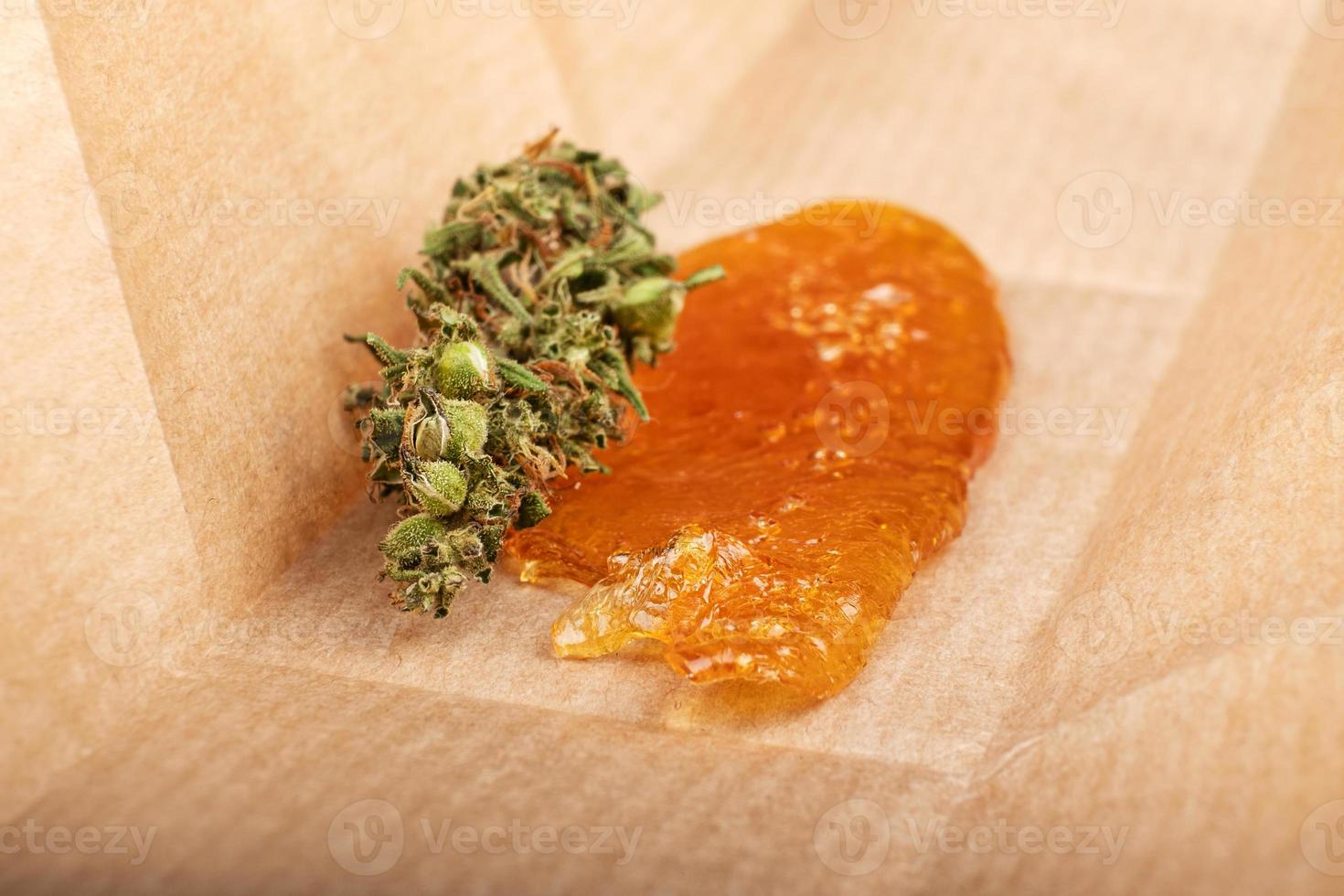 getrocknete Cannabisknospen mit konzentriertem Wachsöl closeup foto