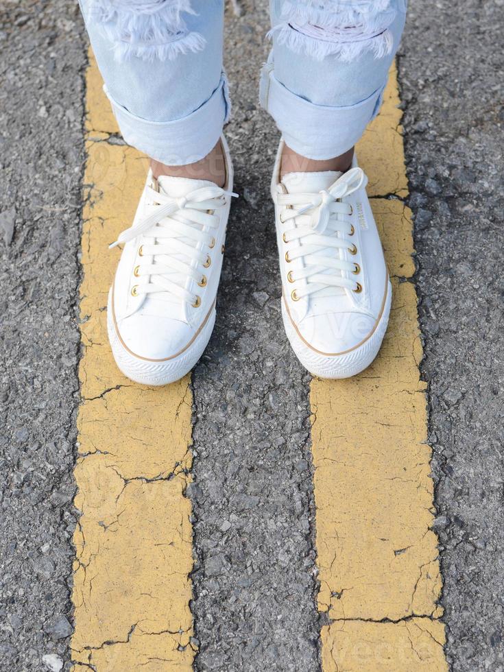 weiße Freizeitschuhe, die die Entscheidung treffen foto