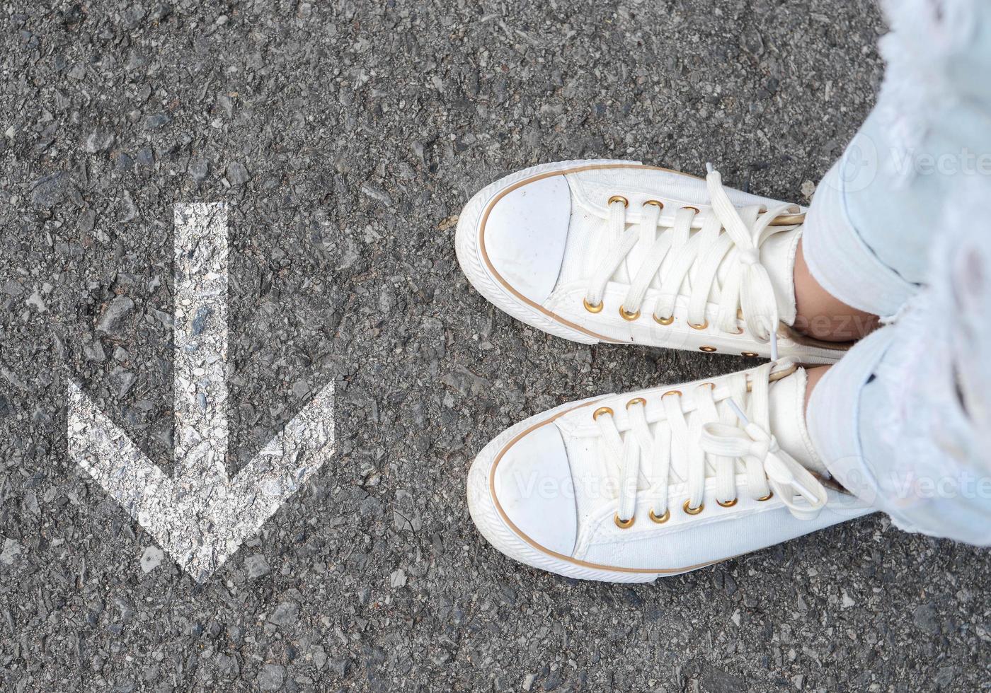 weiße Freizeitschuhe, die die Entscheidung treffen foto