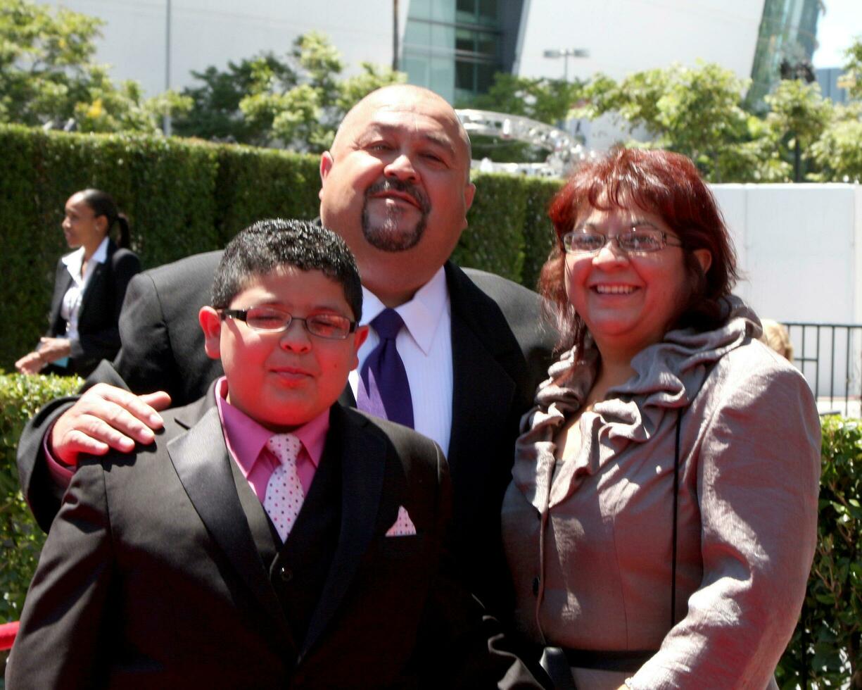 los Engel aug 21 rico rodríguez Eltern kommt an beim das 2010 kreativ Hauptsendezeit emmy Auszeichnungen beim Nokia Theater beim la Leben auf August 21 2010 im los Engel ca. foto