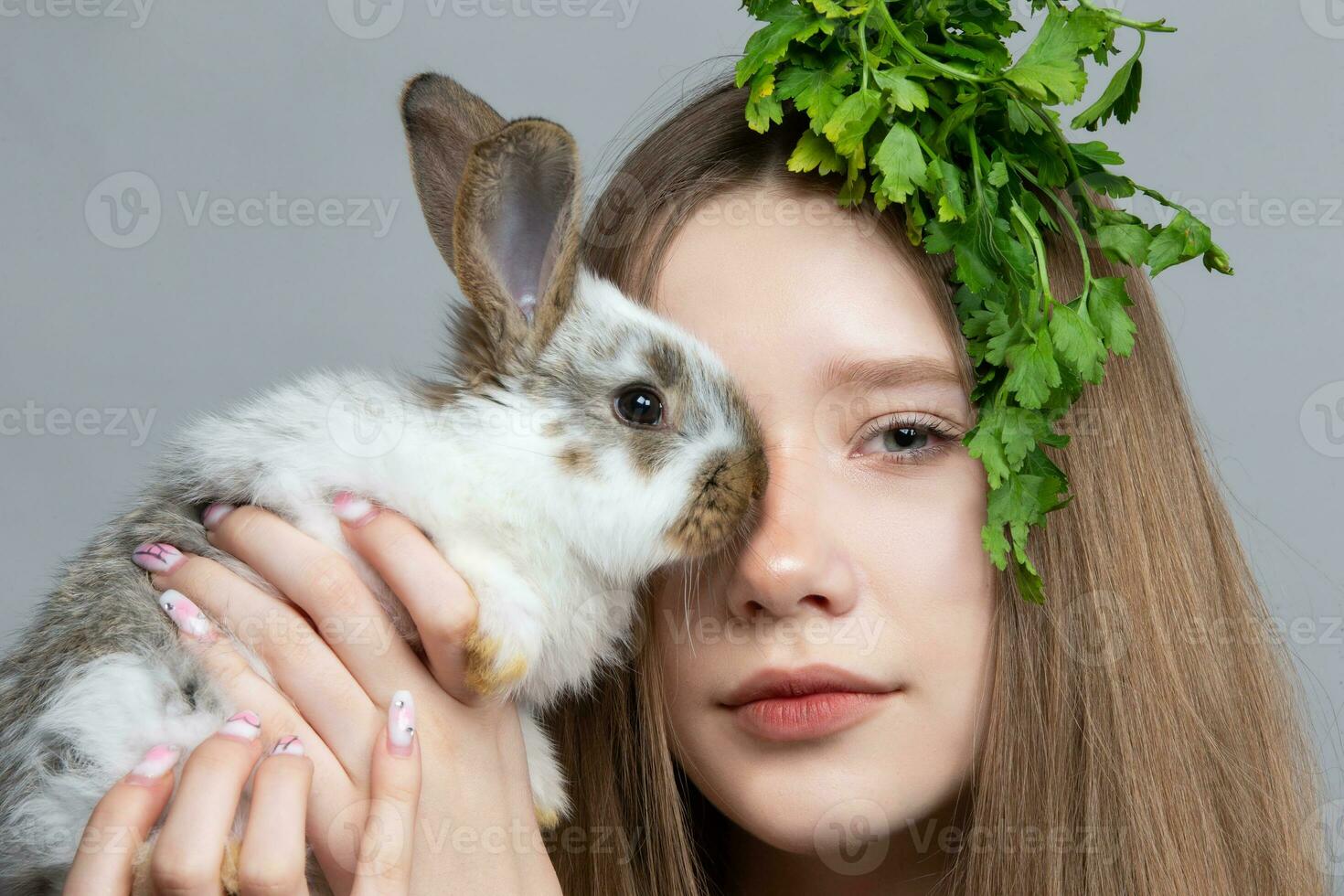 Teen Mädchen mit ein Bündel von Petersilie und ein Hase. foto
