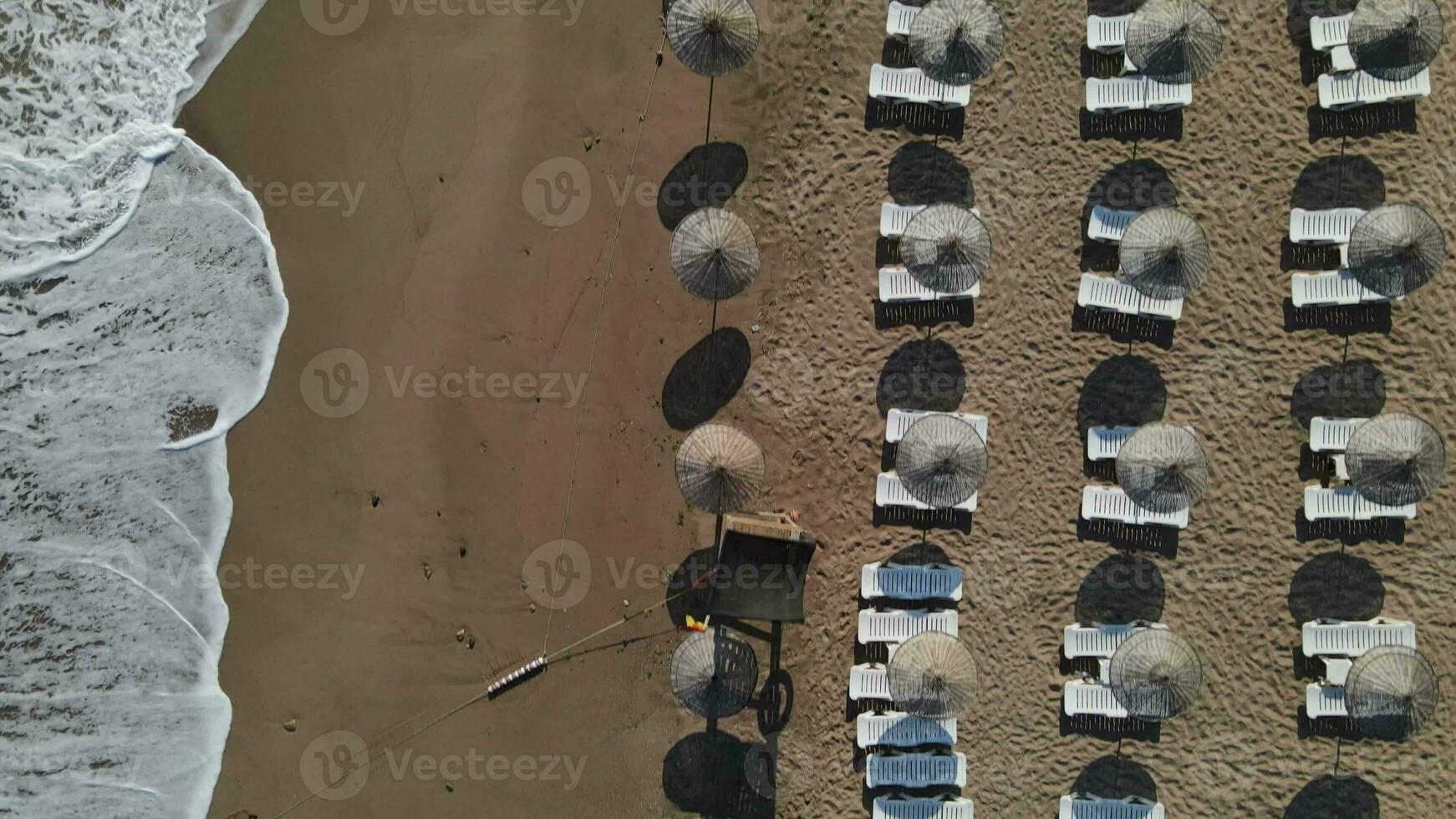 leeren Strand Regenschirme fällig zu Coronavirus foto