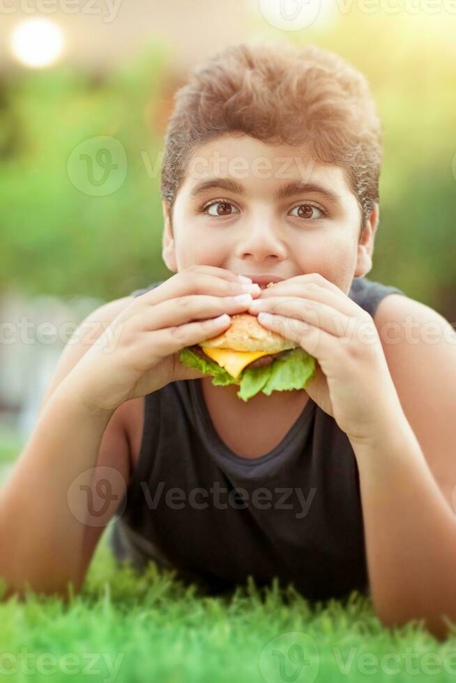 Teen Junge Essen Burger foto