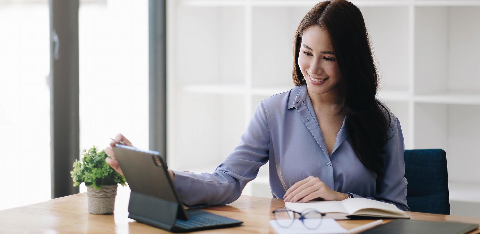 Porträt der asiatischen Geschäftsfrau, die am Laptop im Café-Café arbeitet? foto