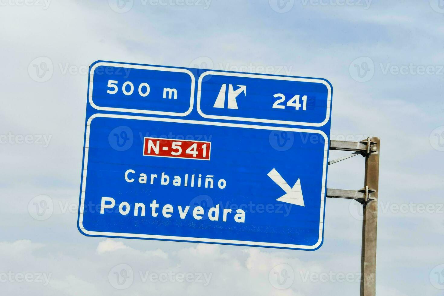 ein Straße Zeichen zeigen zu das Richtung von Carballino foto