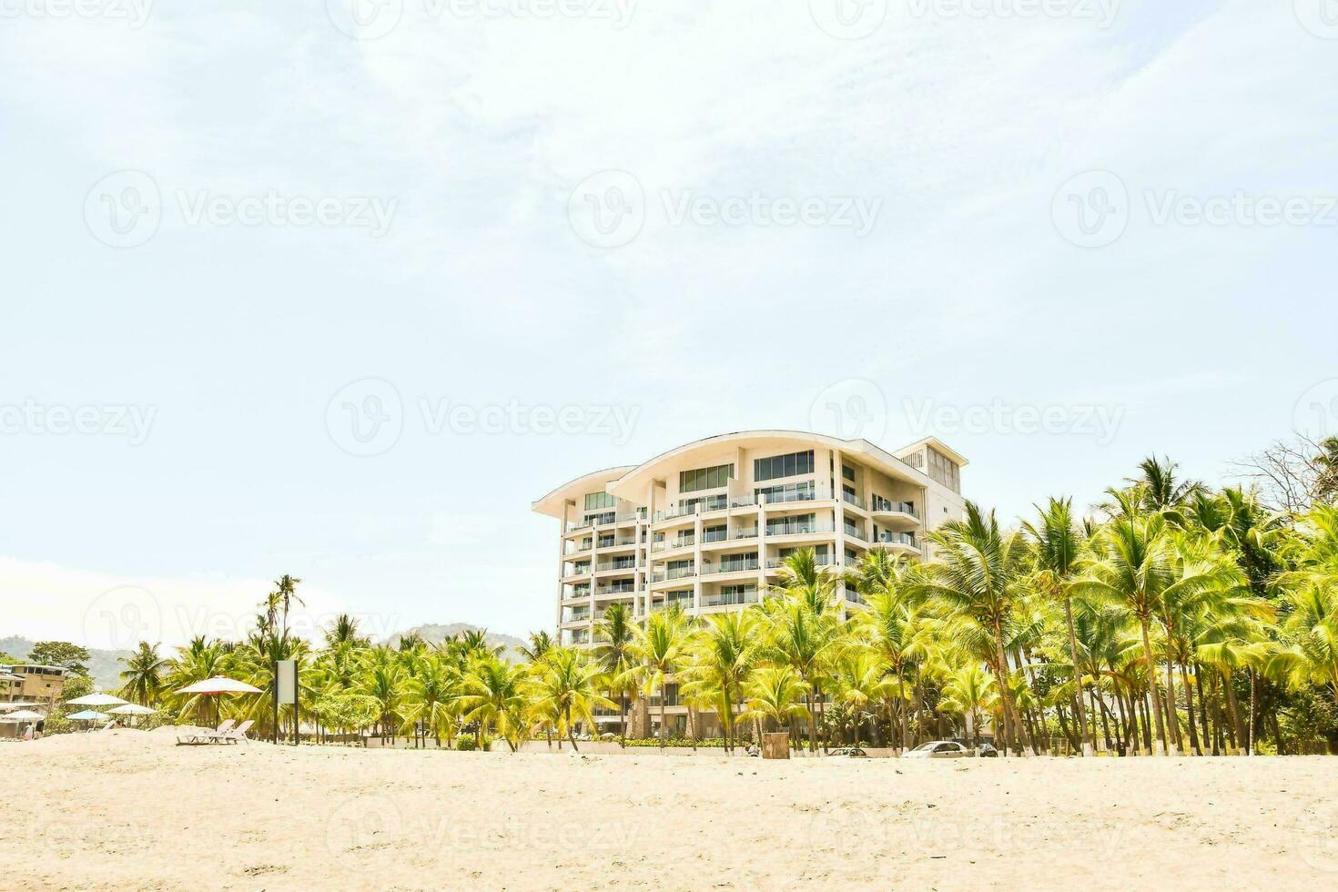 ein Gebäude auf das Strand foto