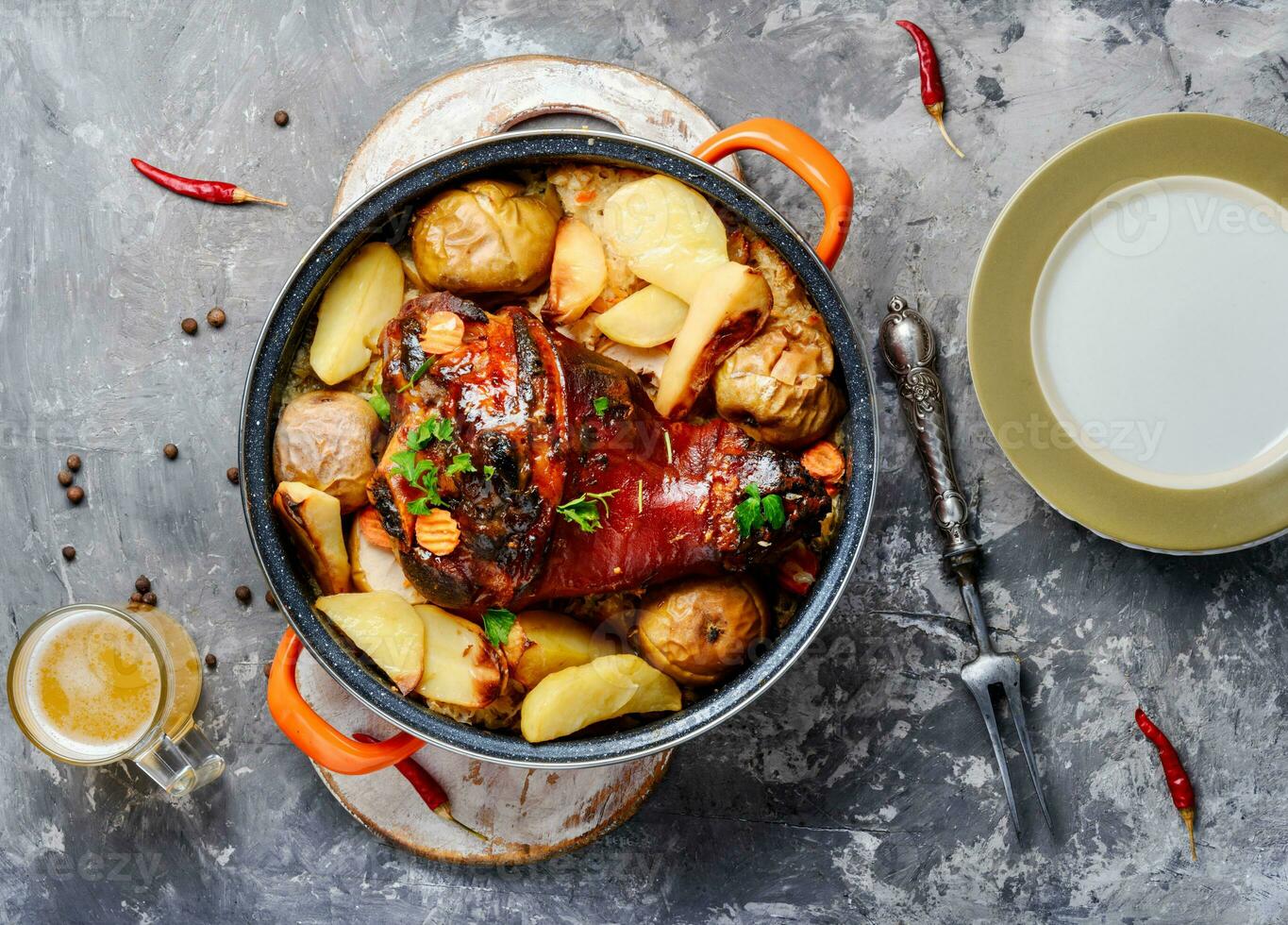 Schweinefleisch Knöchel mit gebraten Sauerkraut foto