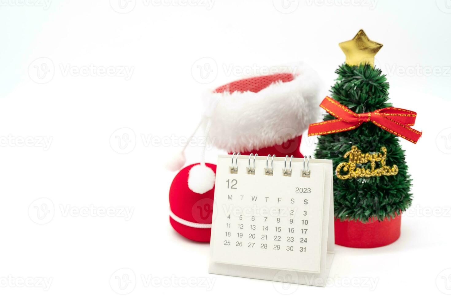 Dezember Kalender, Weihnachten Baum mit Santa's Schuh isoliert auf Weiß Hintergrund. Weihnachten Hintergrund. foto