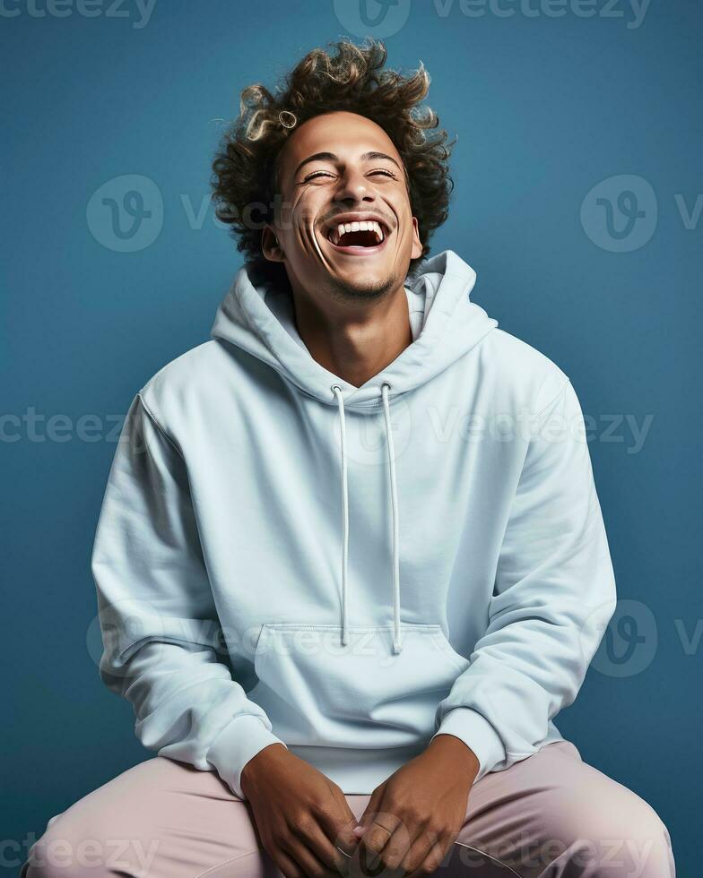 jung gutaussehend Mann lächelnd tragen Sweatshirt isoliert foto