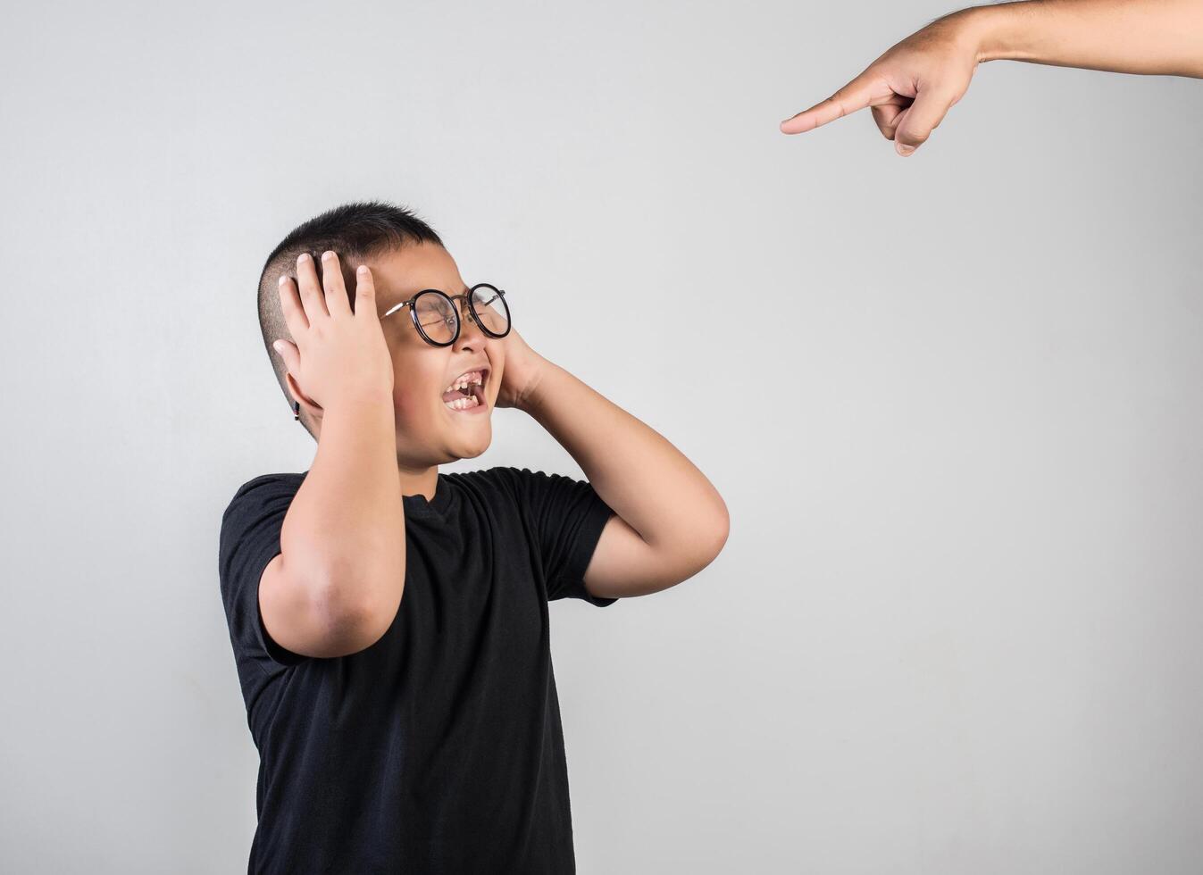 Junge ist traurig, nachdem die Eltern ihn ausgeschimpft haben foto