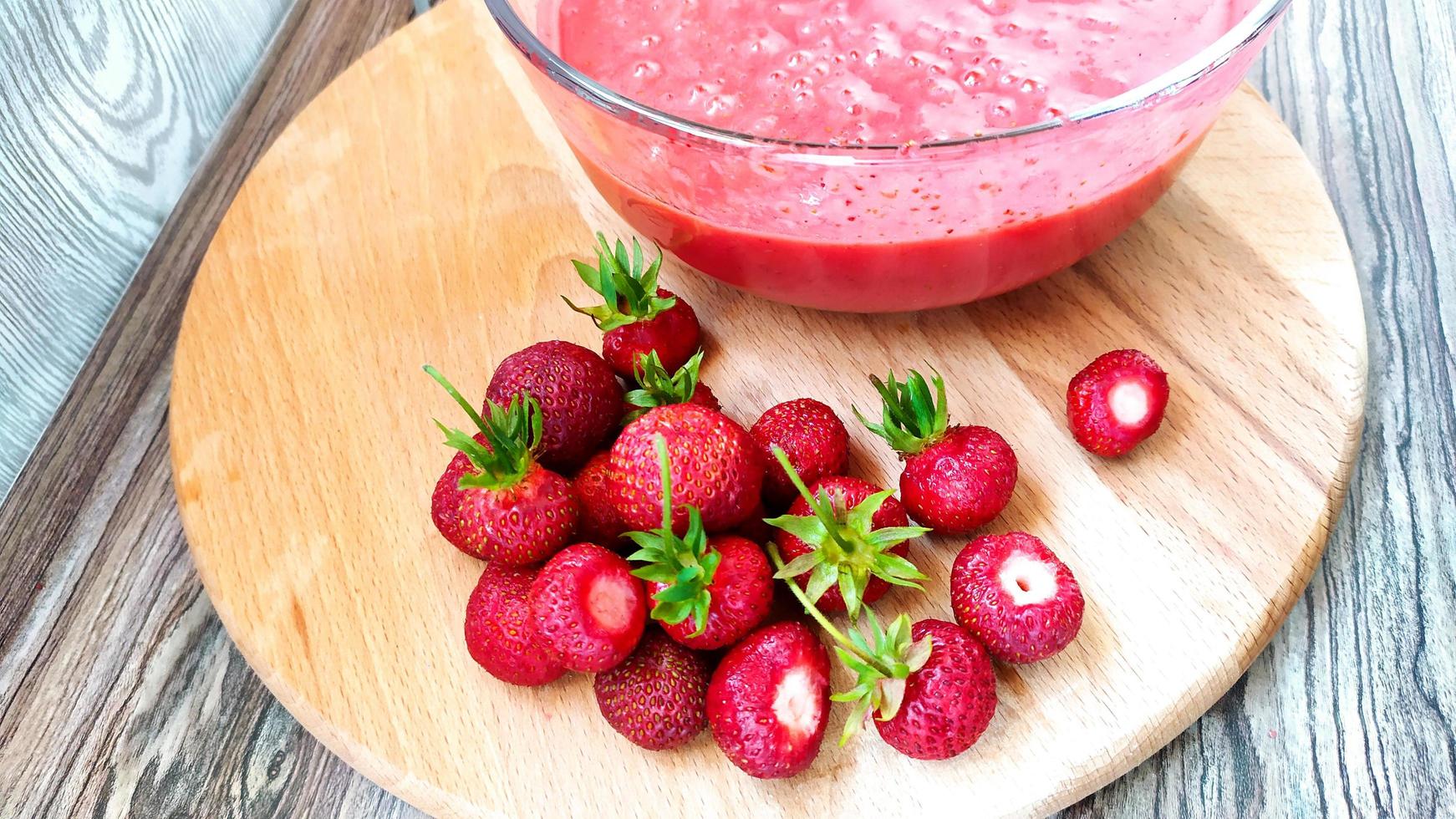 Glasbecher mit Frucht- und Beerenpüree foto