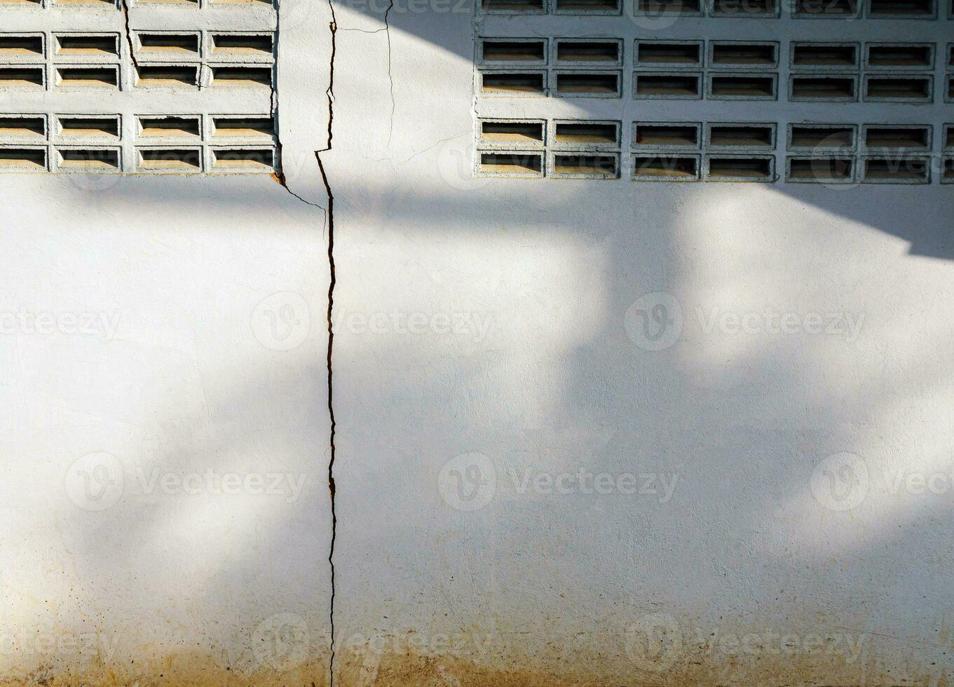 Risse im das Zement Mauer Weiß Zement von Gebäude beschädigt durch Erdbeben foto