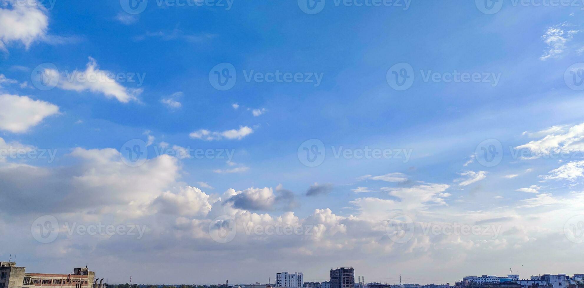 ein Blau Himmel mit Wolken und ein Blau Himmel, Blau Himmel und Weiß Wolke klar Sommer- Sicht, ein groß Weiß Wolke ist im das Himmel, ein Blau Himmel mit Wolken und etwas Weiß Wolken foto