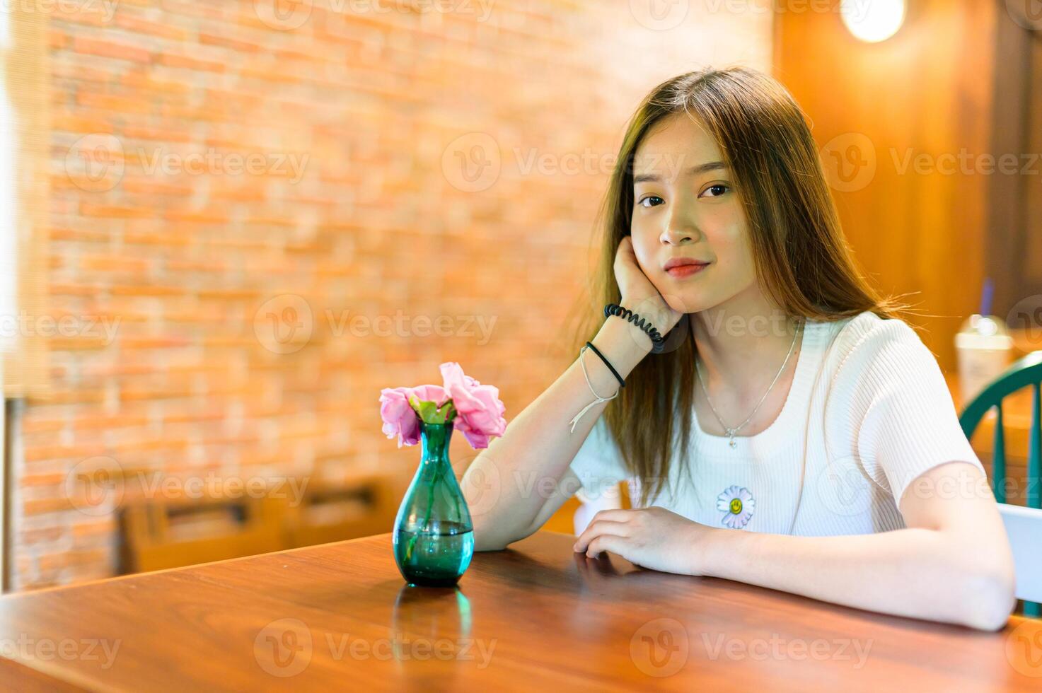 schöne Frau sitzt auf einem Stuhl in einem Café foto