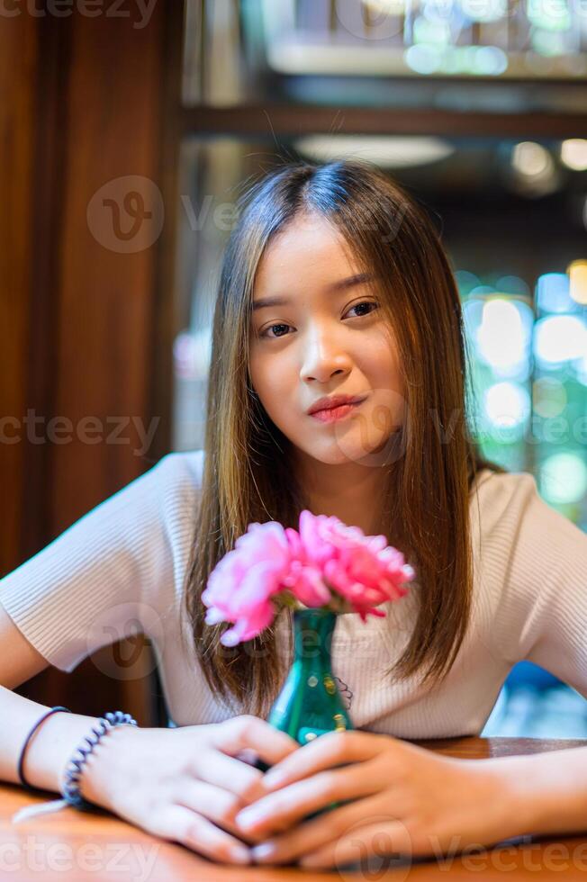 schöne Frau sitzt auf einem Stuhl in einem Café foto