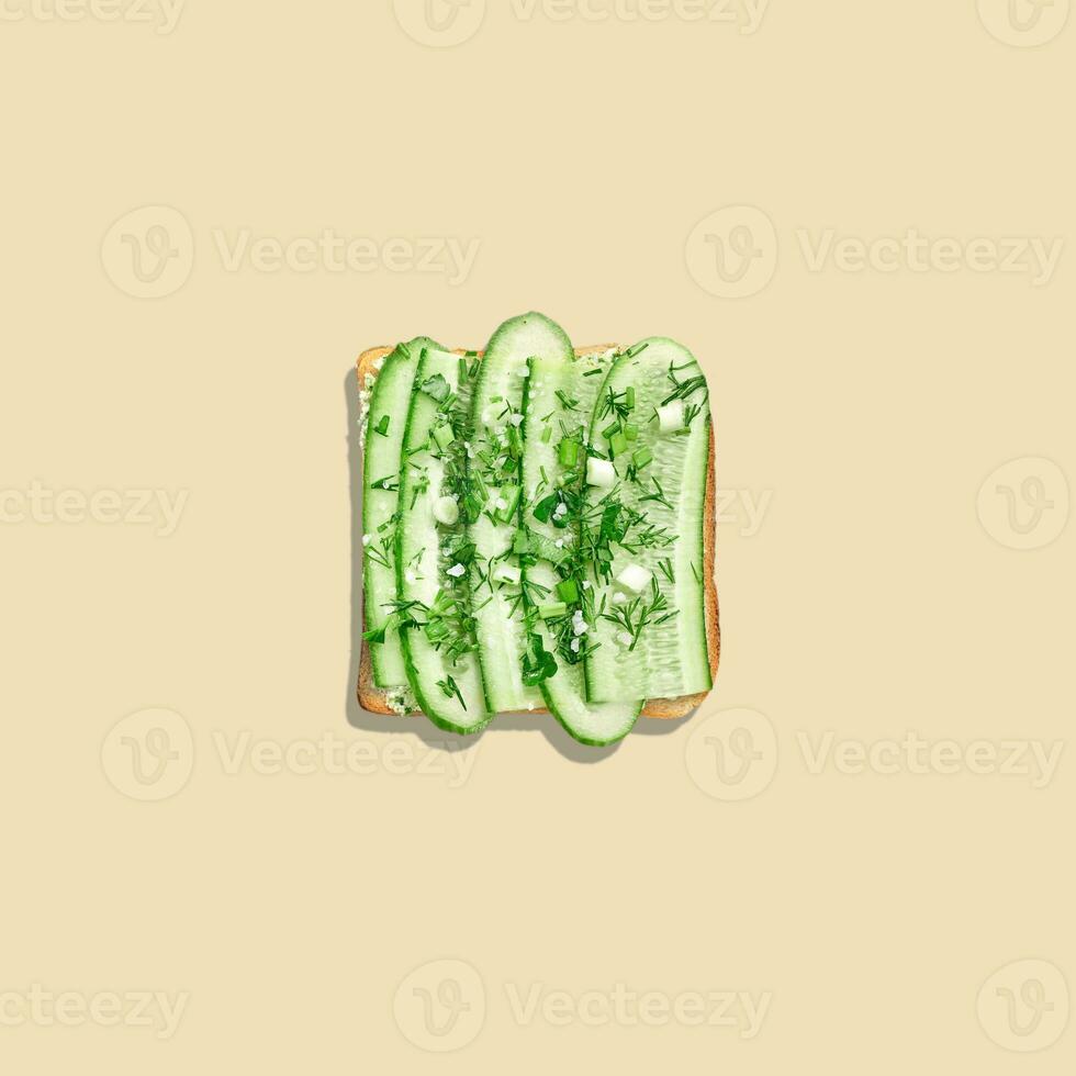Sandwich mit Sanft Käse Rettich und Gurke isoliert auf Beige Hintergrund. gesund Frühstück. foto