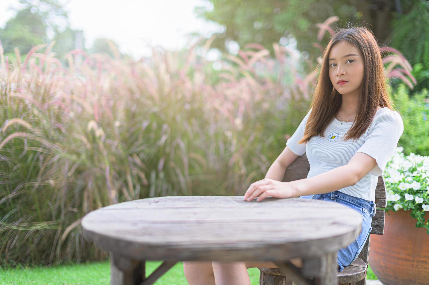 schöne Frauensitze im Park foto