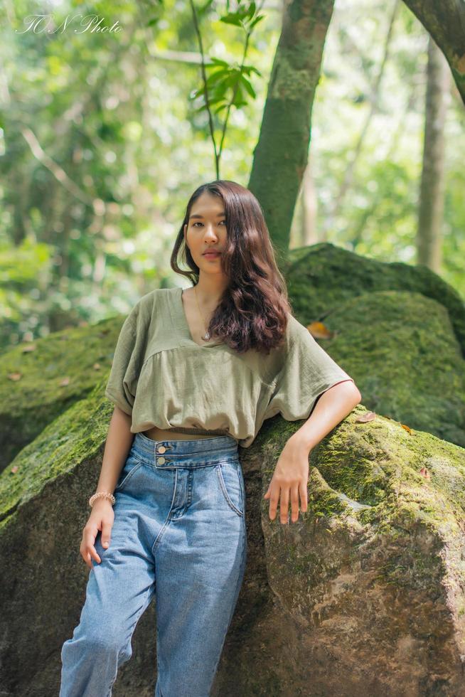 Tourist mit Reisen im Wald foto