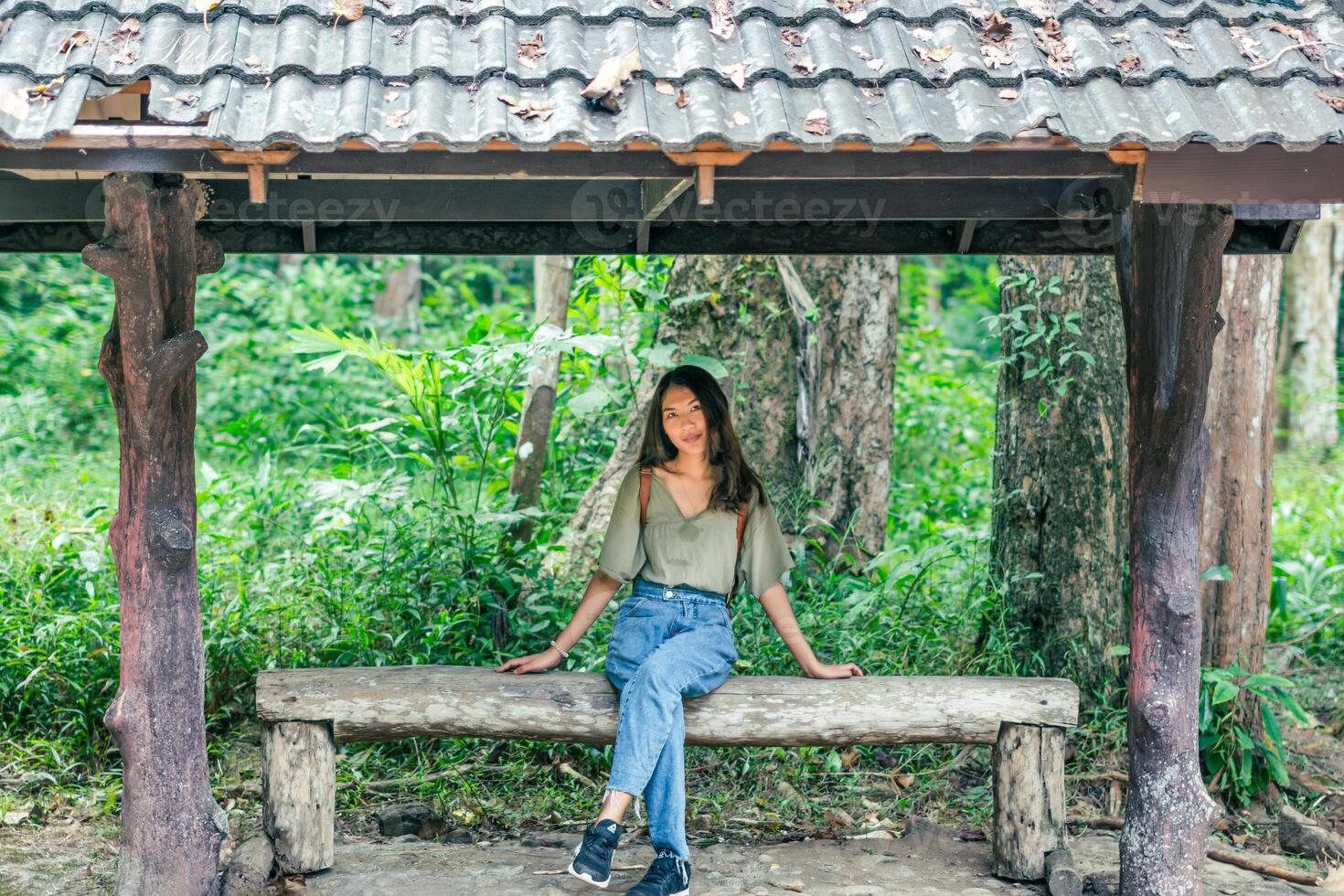 Tourist mit Reisen im Wald foto