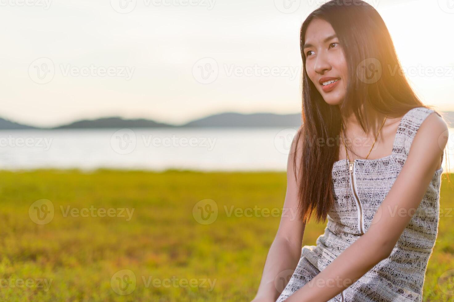 Frau, die auf den Feldern reist foto