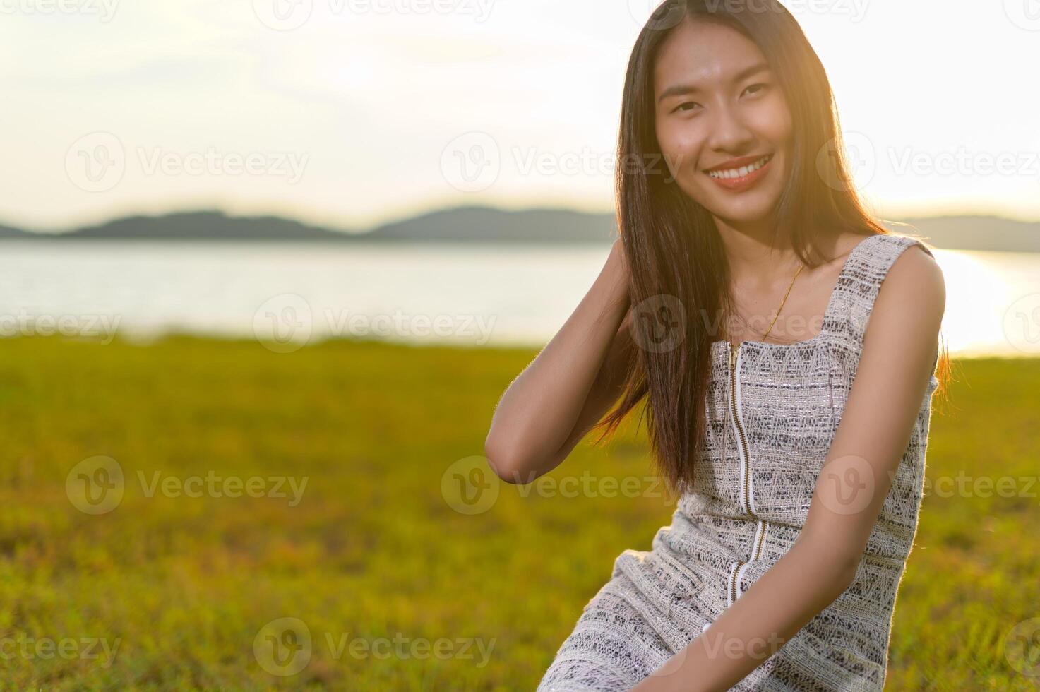 Frau, die auf den Feldern reist foto